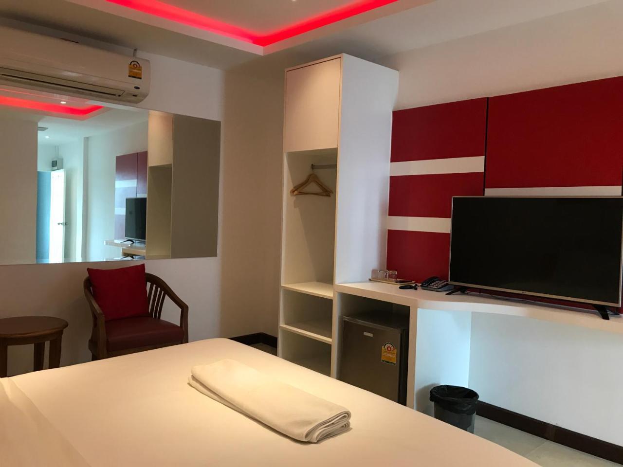 Picasso Motel Патая Екстериор снимка
